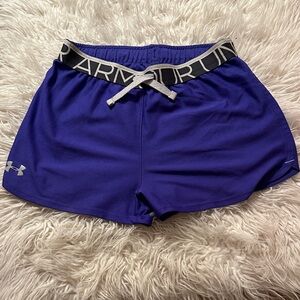 Under Armour gir’s Athletic Shorts
Good used condition 
Unique purple color